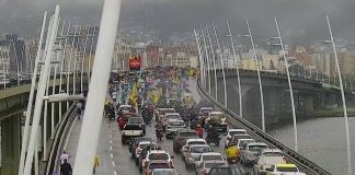 Servidores da Comcap protestam sobre ponte pedro ivo campos com grande quantidade de veículos retida; dia chuvoso