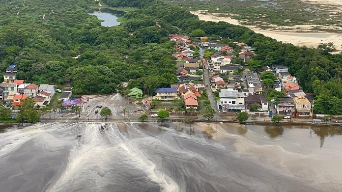 Fauna marinha morre na Lagoa da Conceição após rompimento de lagoa - imagem aérea mostra água vazando logo após acidente