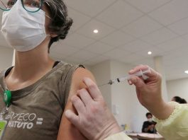 Em Santa Catarina, 56 mil foram vacinados contra coronavírus mulher recebe dose de vacina no braço - SC recebe mais doses