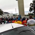 Servidores da Comcap entram em greve e protestam contra imprensa no alto do morro da cruz