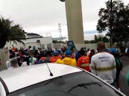 Servidores da Comcap entram em greve e protestam contra imprensa no alto do morro da cruz