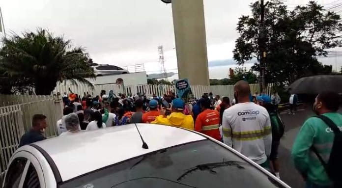Servidores da Comcap entram em greve e protestam contra imprensa no alto do morro da cruz