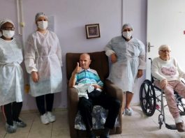 São José conclui vacinação de coronavírus em instituições de idosos - três profissionais usando epi posam para foto ao lado de idoso e idosa