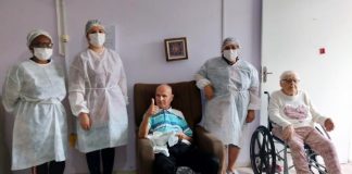 São José conclui vacinação de coronavírus em instituições de idosos - três profissionais usando epi posam para foto ao lado de idoso e idosa