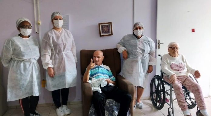 São José conclui vacinação de coronavírus em instituições de idosos - três profissionais usando epi posam para foto ao lado de idoso e idosa