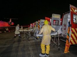 pacientes com covid de manaus são transferidos para florianópolis - diversas ambulâncias estacionadas de ré para o avião com portas abertas