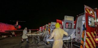 pacientes com covid de manaus são transferidos para florianópolis - diversas ambulâncias estacionadas de ré para o avião com portas abertas