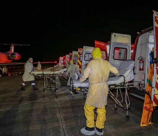 pacientes com covid de manaus são transferidos para florianópolis - diversas ambulâncias estacionadas de ré para o avião com portas abertas