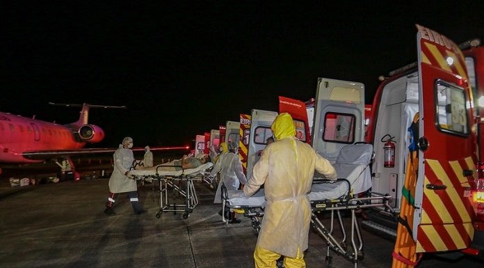 pacientes com covid de manaus são transferidos para florianópolis - diversas ambulâncias estacionadas de ré para o avião com portas abertas