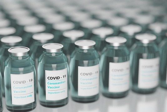 Índia libera envio de vacina de coronavírus para o Brasil Índia libera envio de vacina de coronavírus para o Brasil - frascos de doses de vacina