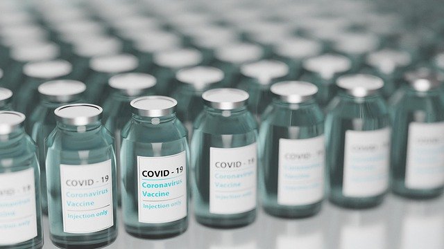 Índia libera envio de vacina de coronavírus para o Brasil - frascos de doses de vacina