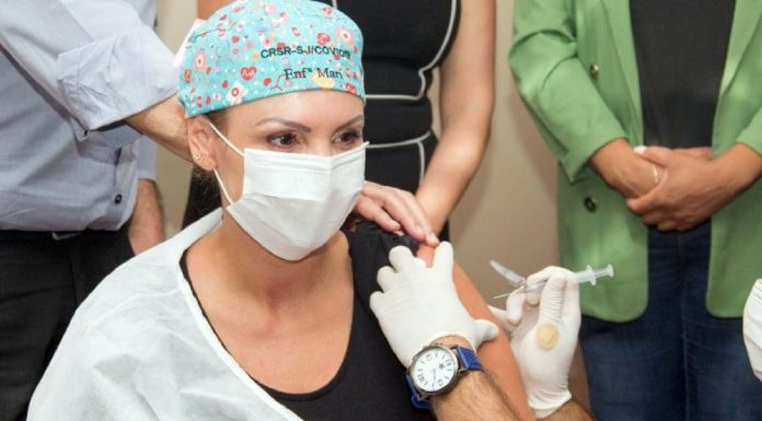 enfermeira mariliz é a primeira a receber dose de vacina contra coronavírus em são josé