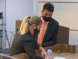 Vereador solicita suspensão do recesso parlamentar na Câmara de São José - presidente méri nahg assina documento ao lado de cryslan sobre bancada