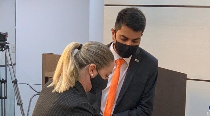 Vereador solicita suspensão do recesso parlamentar na Câmara de São José - presidente méri nahg assina documento ao lado de cryslan sobre bancada