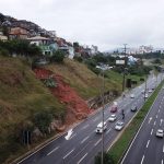 via expressa é liberada após deslizamento - foto área mostra parte do morro que desabou e rodovia com fluxo normal
