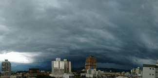 Defesa Civil: Temporal em Santa Catarina, céu todo cinza