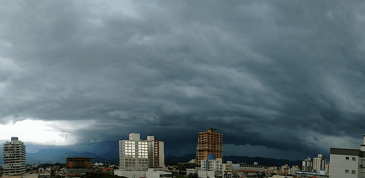 Defesa Civil: Temporal em Santa Catarina, céu todo cinza