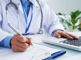 Entidades empresariais criam atendimento gratuito a pacientes de Covid-19 na Grande Florianópolis Florianópolis: Close nas mãos do médico preenchendo planilha do paciente
