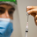 Santa Catarina: Profissional da Saúde preparando imunizante contra Covid-19