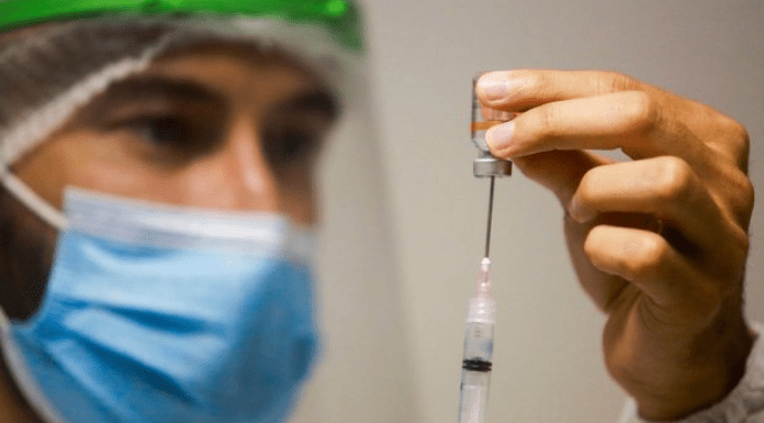 Santa Catarina: Profissional da Saúde preparando imunizante contra Covid-19