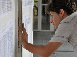 Rede IVG: Estudante olhando a lista de aprovados no vestibular