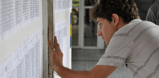 Rede IVG: Estudante olhando a lista de aprovados no vestibular