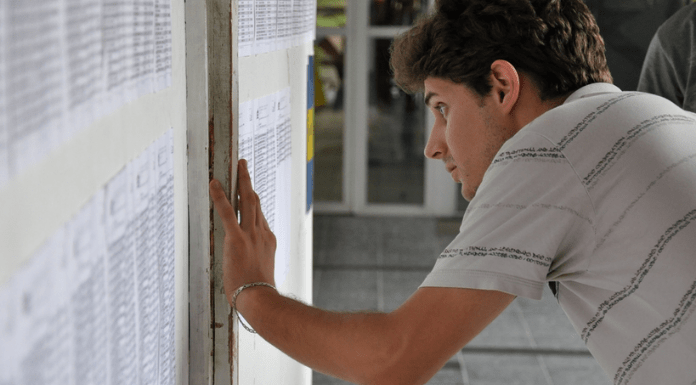 Rede IVG: Estudante olhando a lista de aprovados no vestibular