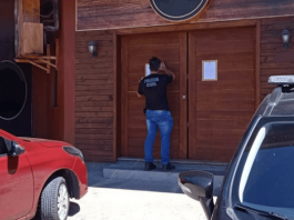 Operação "Horse": Policial civil batendo na porta do estabelecimento que vende carne de cavalo como se fosse bovina