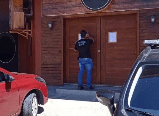 Operação "Horse": Policial civil batendo na porta do estabelecimento que vende carne de cavalo como se fosse bovina