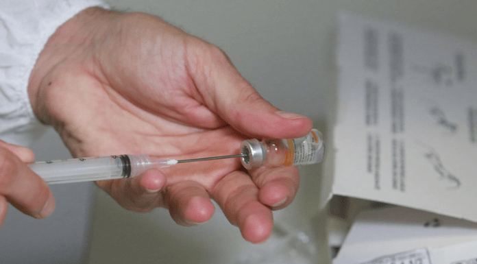 Vacinação em idosos: Sintram-SJ pede vacinação para os professores municipais: profissional da saúde colocando a vacina contra a covid-19 em uma seringa