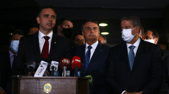 Presidente Jair Bolsonaro e ministros, entregam ao congresso MP para a privatização da Eletrobras