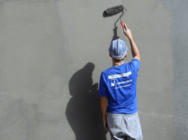 Sine está com mais de 4 mil vagas de emprego em SC; veja oportunidades Vagas Sine em Santa Catarina: homem de costas pintando parede