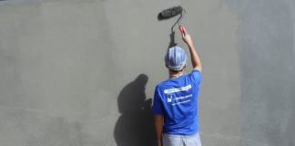 Vagas Sine em Santa Catarina: homem de costas pintando parede