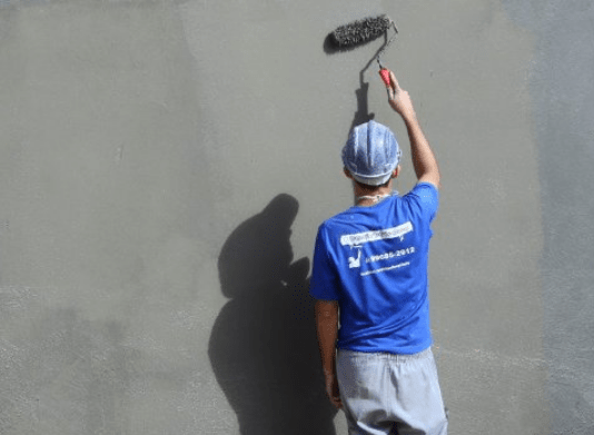 Sine está com mais de 4 mil vagas de emprego em SC; veja oportunidades Vagas Sine em Santa Catarina: homem de costas pintando parede