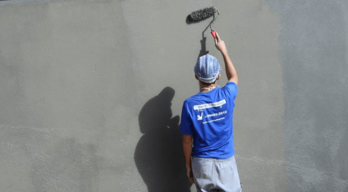 Vagas Sine em Santa Catarina: homem de costas pintando parede