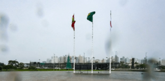 Chuva em Florianópolis e três bandeiras no centro da imagem