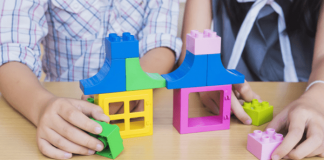 Creche Vinde a Mim as Criancinhas: Crianças brincando com peças de lego