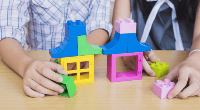 Creche Vinde a Mim as Criancinhas: Crianças brincando com peças de lego