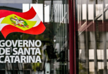 Recuperação fiscal: Adesivo colado em porta de vidro, escrito Governo de Santa Catarina e a bandeira do Estado