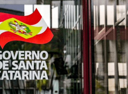 Governo envia à Alesc projeto para recuperação fiscal Recuperação fiscal: Adesivo colado em porta de vidro, escrito Governo de Santa Catarina e a bandeira do Estado