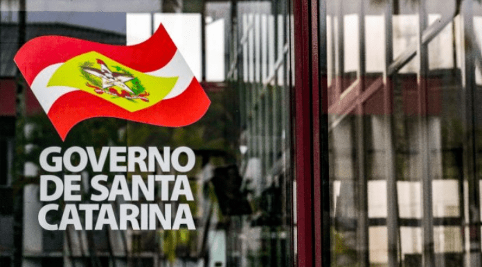 Recuperação fiscal: Adesivo colado em porta de vidro, escrito Governo de Santa Catarina e a bandeira do Estado