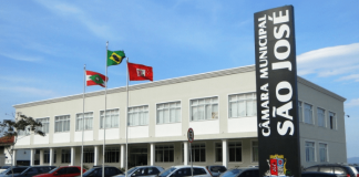 Microempreendedores: Frente da Câmara Municipal de São José