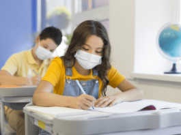 MP alerta que aulas presenciais são atividades essenciais Aulas presencial e online: Crianças em sala de aula com distanciamento social e de máscara