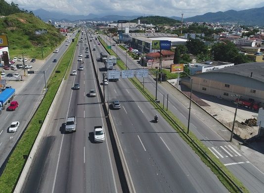 Obras da terceira faixa da BR 101 na Grande Florianópolis iniciam neste mês Pistas da BR 101, na Grande Florianópolis, onde serão executadas as obras da terceira faixa