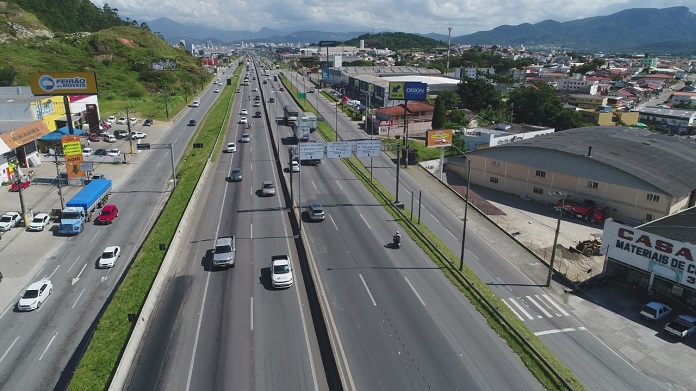 Pistas da BR 101, na Grande Florianópolis, onde serão executadas as obras da terceira faixa