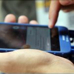 vagas temporárias no censo 2021 em sc no brasil - close na mão de pessoas com celular