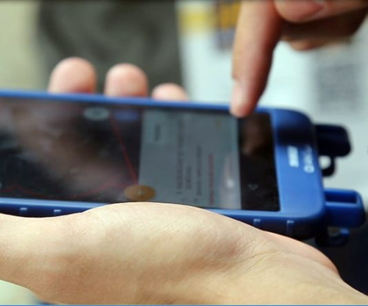 vagas temporárias no censo 2021 em sc no brasil - close na mão de pessoas com celular
