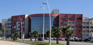 fachada da prefeitura de são josé vista do calçadão da beira-mar. servidores decretaram greve no município
