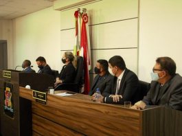 Sessão deu início ao ano legislativo na Câmara de São José - mesa diretora e prefeitos vistos sentados olhando para o lado; usam máscara