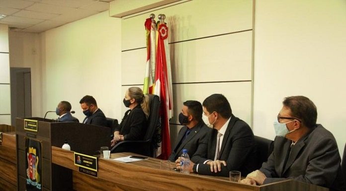 Sessão deu início ao ano legislativo na Câmara de São José - mesa diretora e prefeitos vistos sentados olhando para o lado; usam máscara